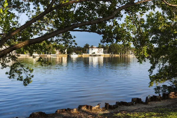 Luxusní domy a byty v kanálu na srpen 6,2013 v miami sou — Stock fotografie