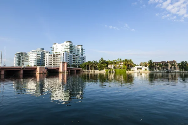 高級住宅やコンドミニアム 08 月運河でマイアミの礫層中の 6,2013 — ストック写真