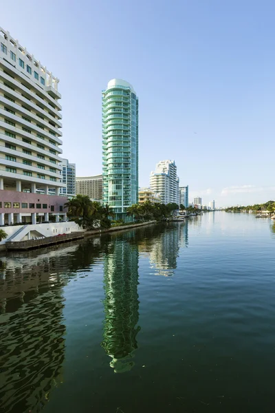 Luxury houses and condos at the canal on Aug 6,2013 in Miami Sou — Stock Photo, Image