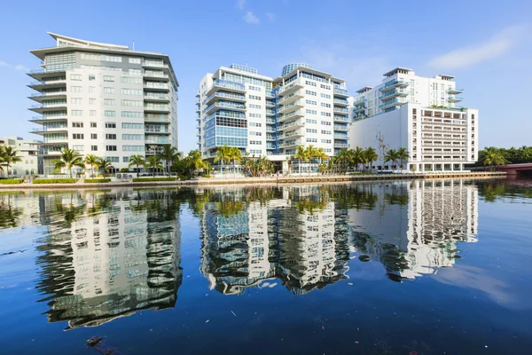 Casas de lujo y condominios en el canal en Agosto 6,2013 en Miami Sou — Foto de Stock