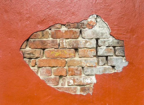 Parede danificada com tijolos sob gesso — Fotografia de Stock