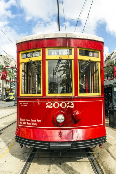 Красный трамвай на рельсах во Французском квартале Нового Орлеана — стоковое фото