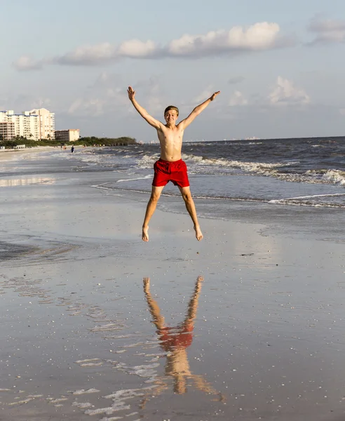 Teenager enjoys jogging along the beach — Stock Photo, Image