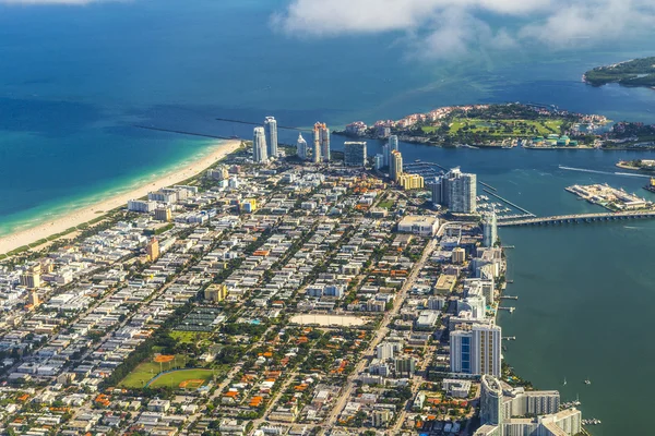 Aérea de la ciudad y la playa de Miami — Foto de Stock