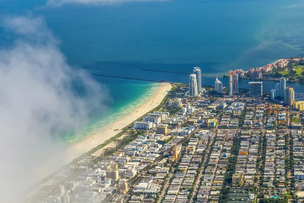 Aérea de la ciudad y la playa de Miami — Foto de Stock