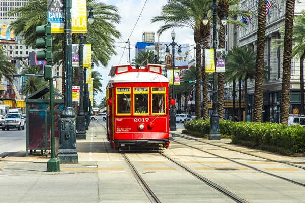 Tram rosso su rotaia nel quartiere francese di New Orleans — Foto Stock