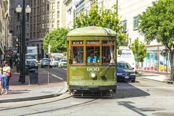 Зеленый трамвай на рельсах во Французском квартале Нового Орлеана — стоковое фото