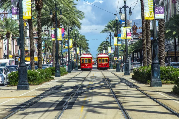 Bonde vermelho no trilho em New Orleans French Quarter — Fotografia de Stock