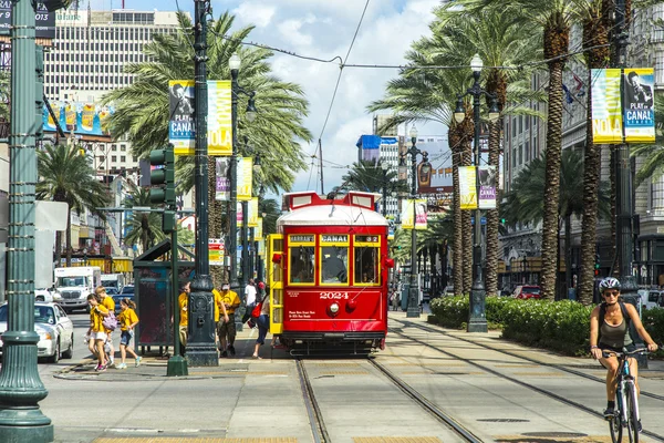 Red trolley streetcar on rail in New Orleans French Quarter — Stock Photo, Image
