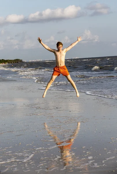 Tiener geniet joggen langs het strand — Stockfoto