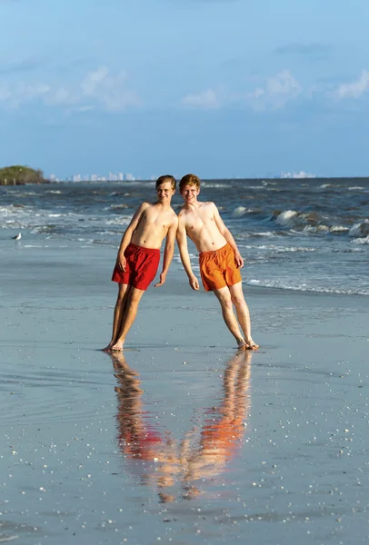 Tiener geniet joggen langs het strand — Stockfoto