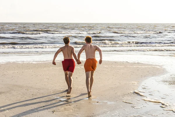 Tiener geniet joggen langs het strand — Stockfoto