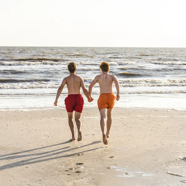Tiener geniet joggen langs het strand — Stockfoto