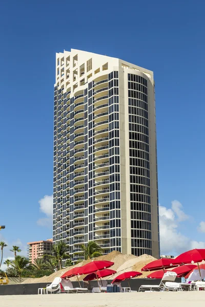 Небоскреб в Sunny Isles Beach в Майами, Флорида — стоковое фото