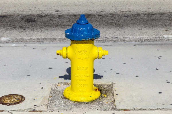 Bouche d'incendie jaune sur le trottoir — Photo
