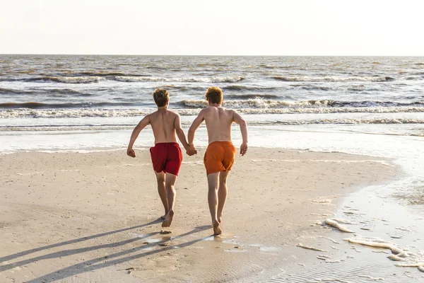 Teenager enjoys jogging along the beach — Stock Photo, Image