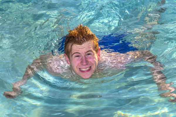 Jongen geniet zwemmen in het zwembad — Stockfoto