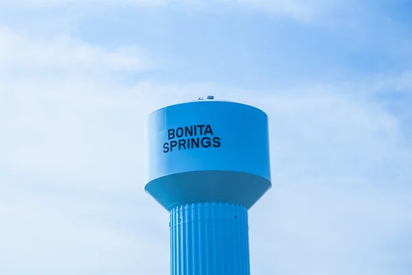 Blau lackierter Wasserturm — Stockfoto