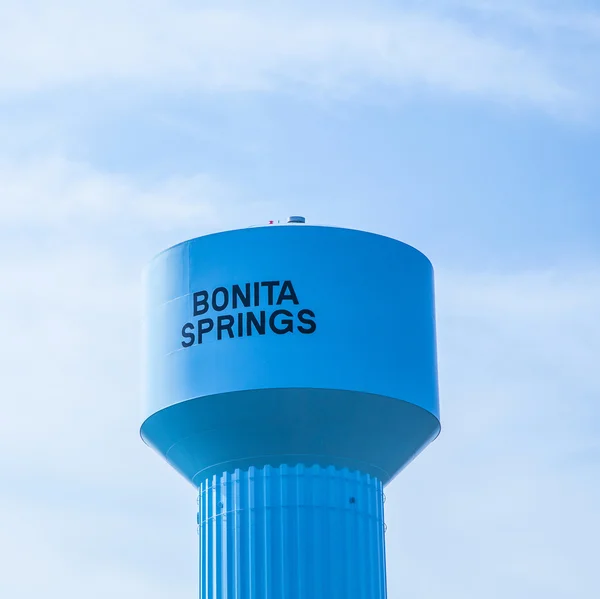 Blå målade vattentorn — Stockfoto