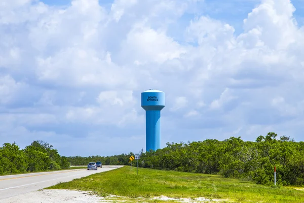 Torre de água pintada de azul — Fotografia de Stock