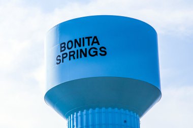 mavi boyalı su kulesi