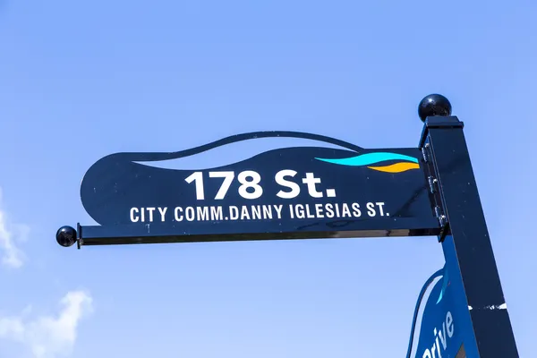 Typowy ulica znak w słoneczny wysp pod błękitne niebo — Zdjęcie stockowe