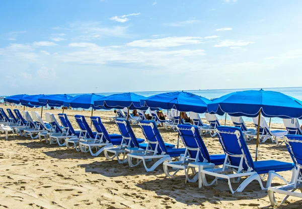 Parasol met Bank kleurrijke in het zand — Stockfoto