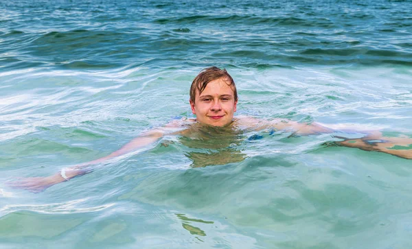 Teenager-Junge genießt Schwimmen im Meer — Stockfoto