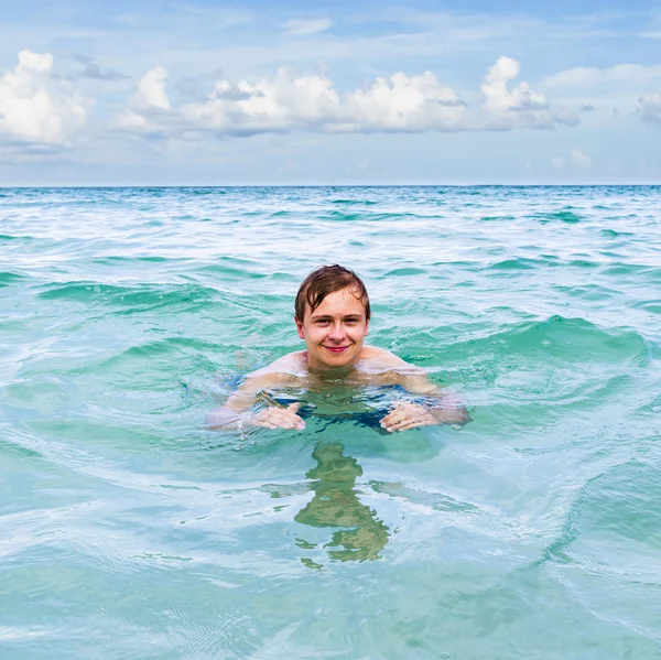 Tiener geniet zwemmen in de Oceaan — Stockfoto