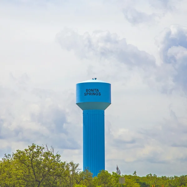 Château d'eau peint en bleu — Photo