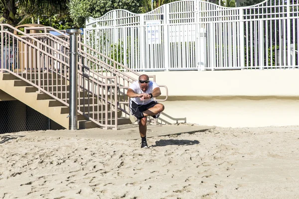 Мужчина занимается йогой на пляже — стоковое фото