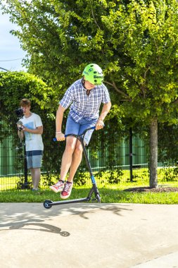 çocuk eğlence skate Park onun itme sürme vardır