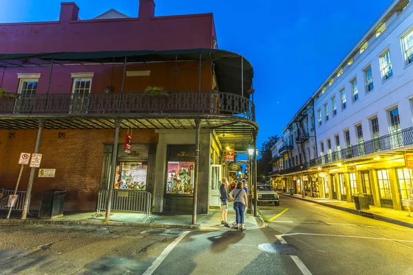 Människor på väg i Burbon gatan på natten i franska q — Stockfoto