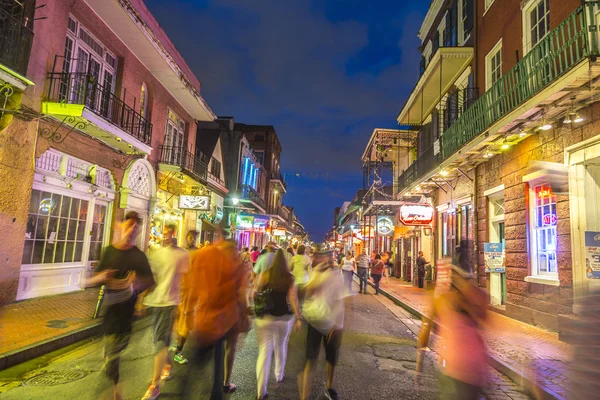 People on the move in the Burbon street at night in the French q — Stock Photo, Image