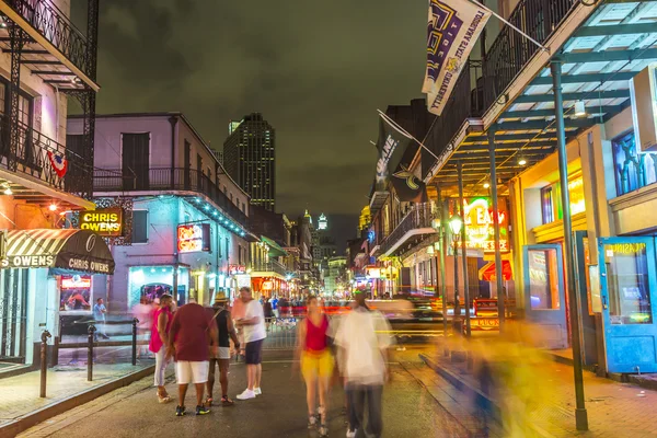 People on the move in the Burbon street at night in the French q — Stock Photo, Image