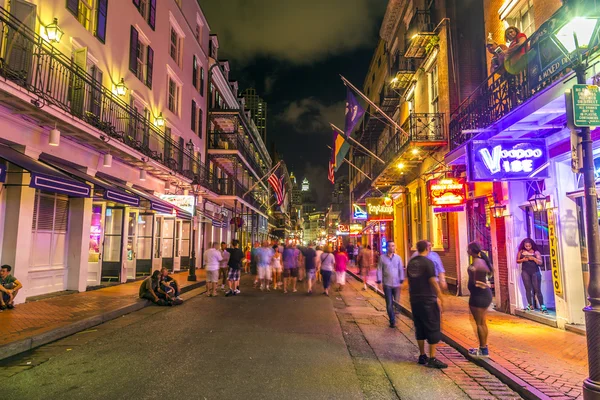 Pessoas em movimento na rua Burbon à noite no q francês — Fotografia de Stock