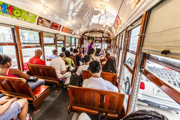 People travel with the famous old Street car St. Charles line — Stockfoto