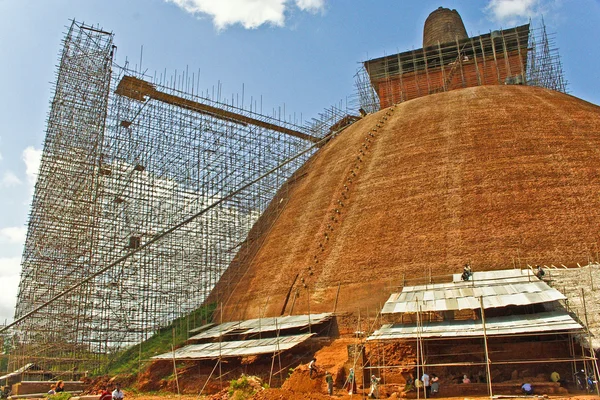 Gestell am jetavanarama dagoba für Renovierungsarbeiten — Stockfoto