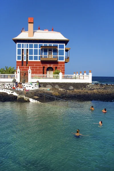 Casa Juanita в Arrieta с людьми, наслаждающимися морем — стоковое фото
