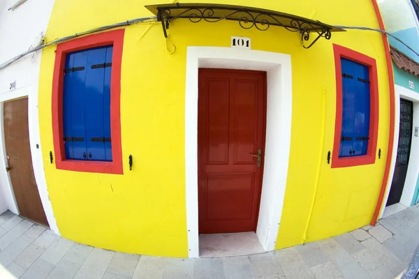 Fachada colorida de uma antiga casa de pescadores na aldeia de Burano — Fotografia de Stock