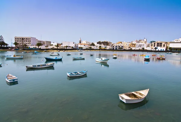 Charco de San Gines, a laguna na cidade de Arrecife com boa — Fotografia de Stock