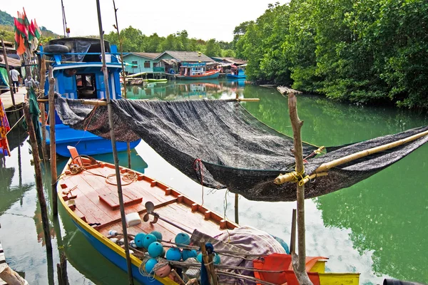 Fisk kommer torkas i en fisherboat i en liten fishermans village — Stockfoto