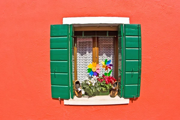 Belas casas coloridas e janelas dos antigos pescadores cit — Fotografia de Stock