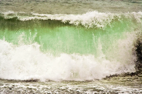 重波与白色波峰在沙滩上从 jan 风暴中 — 图库照片