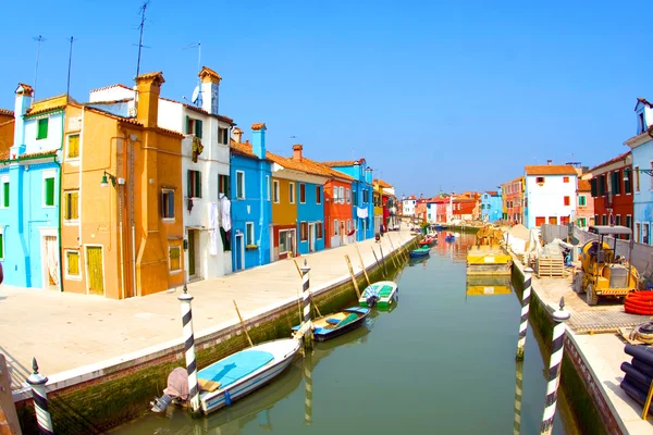 Schöne farbige Häuser und ein Kanal von einer alten Brücke aus gesehen — Stockfoto