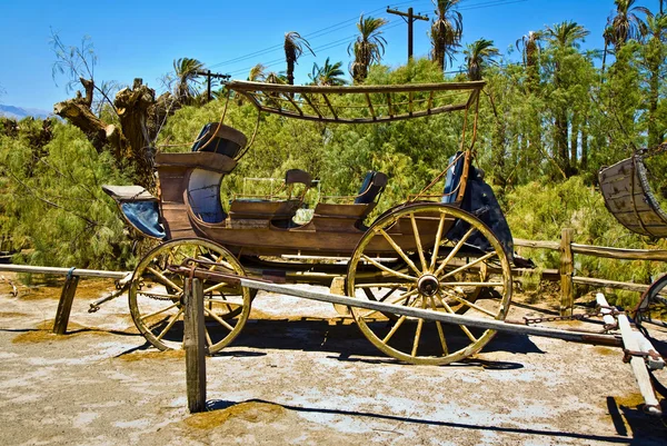 Oude wagen en coaches bij de ingang van de furnance creek ranc — Stockfoto