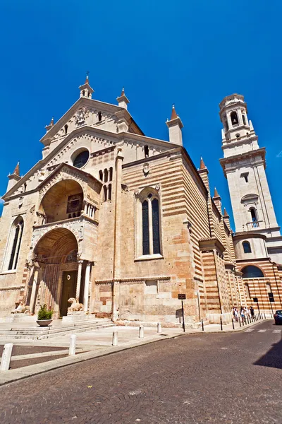 The facade of the catholic middle ages romanic cathedral iof San — Stock Photo, Image