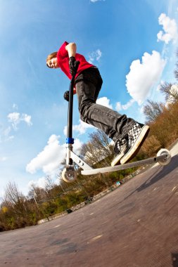 Scooter 'la uçan bir çocuk.