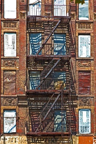 Fire ladder at old houses downtown in New York — Stock Photo, Image