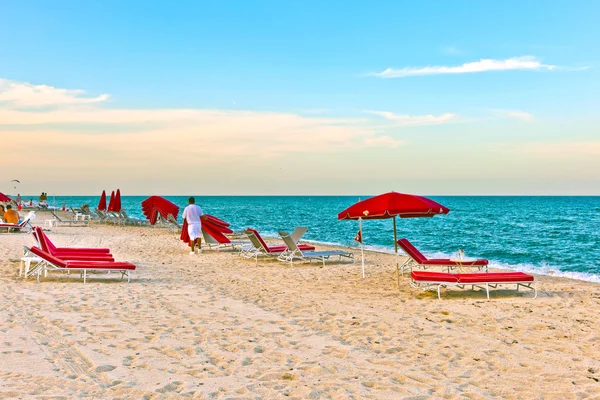 Sahilde günbatımı ışığında Divan yataklar